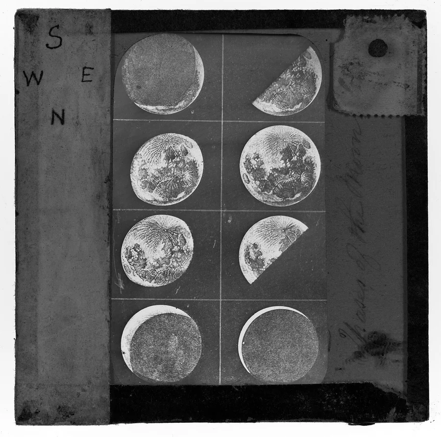 Astronomische Tafel der Mondphasen – von Neumond zu Neumond vergehen 29 Tage, 12 Stunden und 44 Minuten.