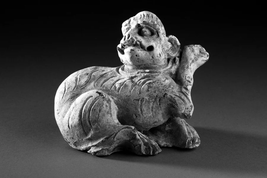 Grabfigur eines der 12 Tiere, Tang-Zeit. Der 60er-Zyklus zählt schon um 1200 vor Christus die Tage.